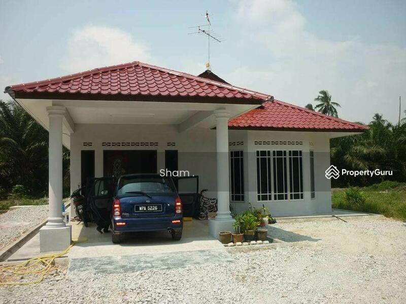 [No Longer Available] Single Storey Bungalow house with big land for