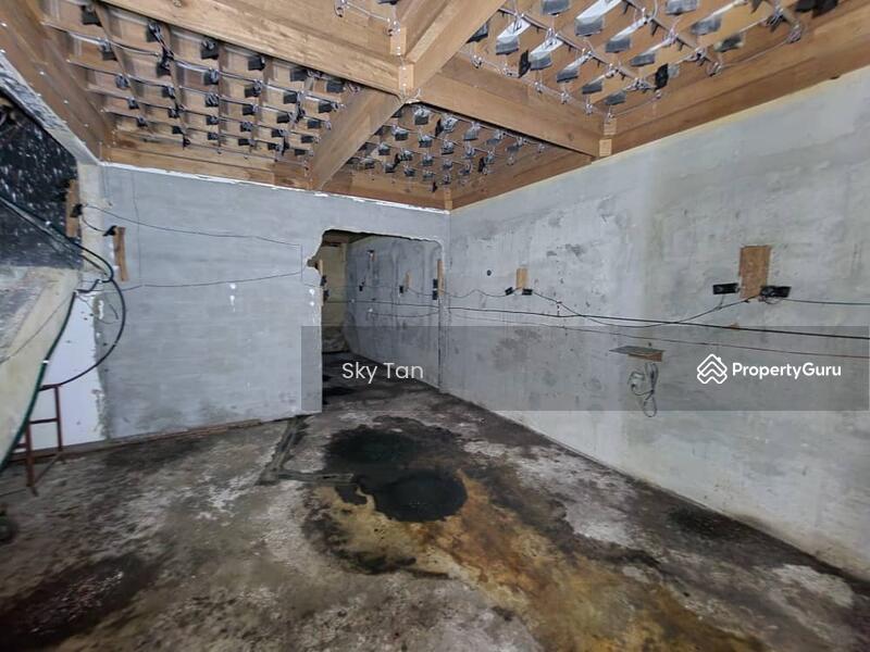 Kulai Jalan Sri Putri 3 Storey Shoplot 22x70 Freehold Bird Nest, Bandar